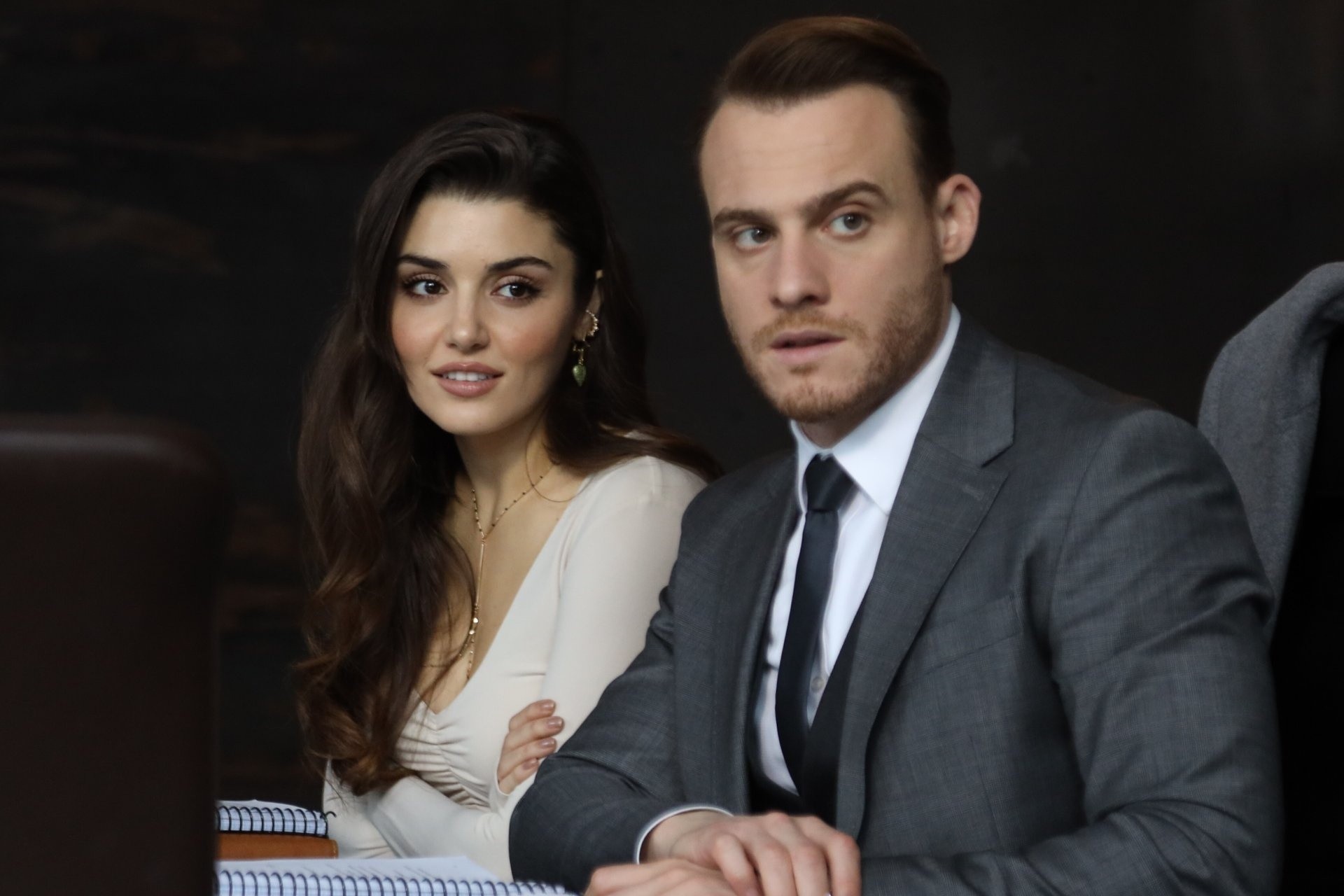 Lender Temptation Referendum Tureckie seriale: "Zapukaj do moich drzwi" odcinki 10-12. Serkan i Selin  mają romans? Sprawy znowu wymykają się spod kontroli! [STRESZCZENIA  ODCINKÓW] - Telemagazyn.pl